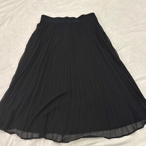 Black Time and Tru pleated skirt. Size 4-6.